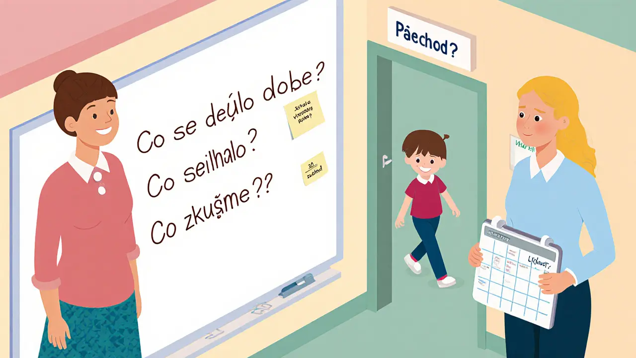 Učitel a terapeut v chodbě školy konzultují týdenní protokol s dítětem v pozadí.